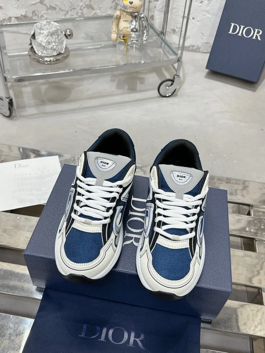 Men's men's shoes 💰600❤️❤️❤️High version Dior Dior's latest color matching B30 series reflective dad sneakers original 17380💰 purchased for development and production Brand new B30 sneakers Dad Shoes style shoes that follow the trend of the retro market The Dior logo on the tongue also indicates that this pair of shoes is the B30 model! B30 uses fine-textured leather and mesh cloth materials to form a shoe body. There are conspicuous letters CD on both sides of the shoe body to indicate identity. Many lines on the shoe body outline details to make the shoes look less monotonous and full of retro flavor. The delivery counter is exquisitely packaged🛍📦 ▪️Fabric: Original customized technical fabric + mesh ▪️Inner lining: Customized breathable lining ▪️Outsole: Original molded IP foam + TPU outsole ▪️Sole thickness: 3.5CM ▪️Size: Women’s size 35-40 / Men’s size 39-46